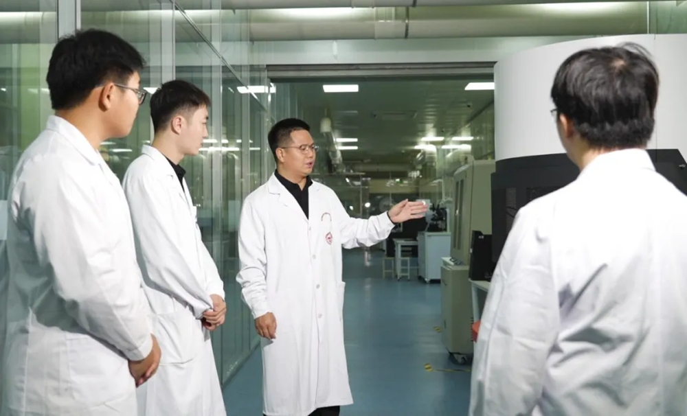 党建红引领科技蓝 环保材料研发新征程